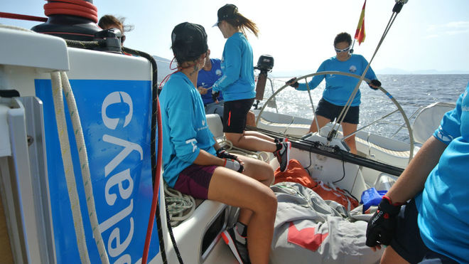 Participantes en el barco dando la vuelta a España